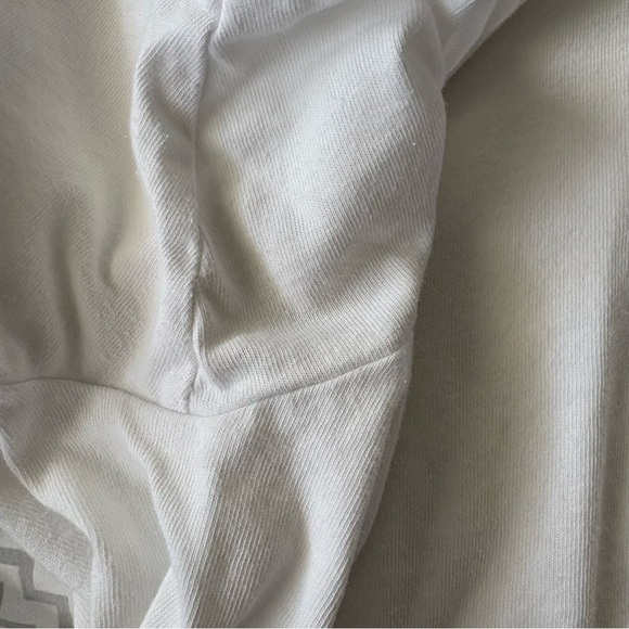 UNIQLO x KAWS sz S White Pocket Tshirt Short Sleeve Red Heart - Picture 8 of 9